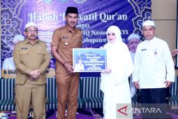 Bupati serahkan bonus kafilah MTQ nasional
