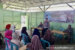 Satlantas Polres Balangan berikan penyuluhan kepada warga di sela TMMD