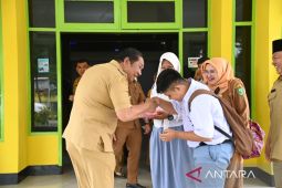 Anak berkebutuhan khusus jumpai Wali Kota Padang Sidempuan sampaikan hasil kerajinan