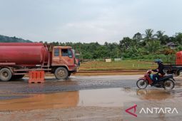 Drainase tak berfungsi, akses menuju Jembatan Tayan tergenang air