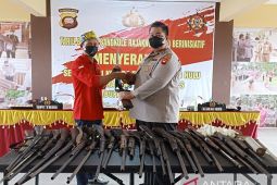 Tariu Borneo Bengkule Rajakng serahkan 27 pucuk senjata api ilegal ke polisi