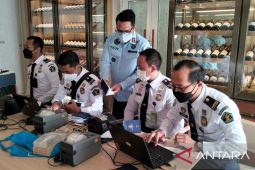 Imigrasi periksa dokumen keimigrasian wisatawan asing yang tiba di Bali
