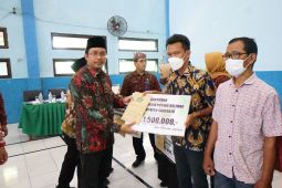 Guru dan siswa korban angin kencang terima bantuan dari MKKS