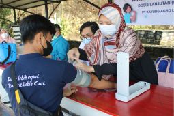 Masyarakat Desa Laman Sotong ikuti vaksin booster COVID-19 dari KAL dan ANJ