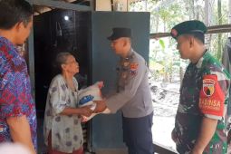 Polda Jatim salurkan bantuan beras untuk korban bencana di Trenggalek