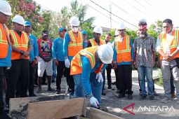 Pemerintah Manokwari perbaiki lima jalan lingkungan benahi kawasan kumuh