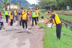 Dinas Pendidikan bersama Satlantas KKU tutup jalan berlubang di jalan Bhayangkara
