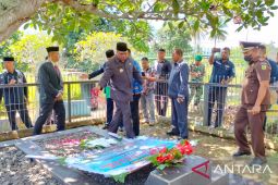 Bupati Indou ziarah ke makam tokoh perintis Manokwari