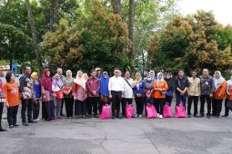 Edi Kamtono serahkan bantuan pada korban kebakaran