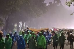 Massa aksi 411 bubarkan diri saat hujan deras guyur kawasan Monas