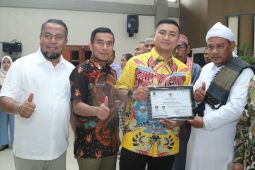 Bupati Labura serahkan bantuan hibah untuk 35 rumah