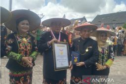 Masyarakat Kubar raih rekor MURI gunakan topi  khas daerah