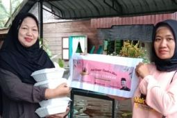 Relawan Mak Ganjar bagikan nasi kotak untuk korban banjir Langkat