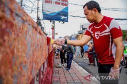 Bima Arya bersama warga mengecat Jembatan Merah di Kota Bogor