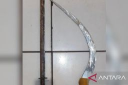 Polisi tangkap tiga remaja membawa celurit dan samurai di Cileungsi Bogor