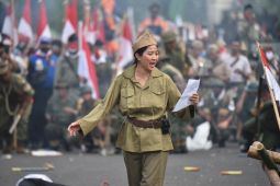 Artis Olivia Zalianty baca puisi di teatrikal Parade Surabaya Juang