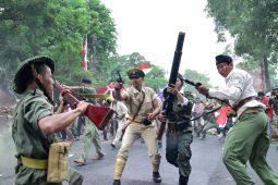 Ribuan warga antusias menyaksikan Parade Surabaya Juang 2022
