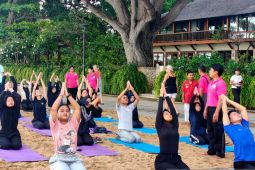 Peserta Pertukaran Mahasiswa Merdeka di Unwar Denpasar ikuti pelatihan yoga