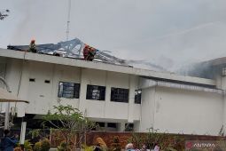 Damkar Bandung Barat bantu padamkam api kebakaran Gedung Bappelitbang