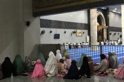 Ratusan muslim Ambon ikut shalat gerhana bulan di Masjid Raya Al Fatah
