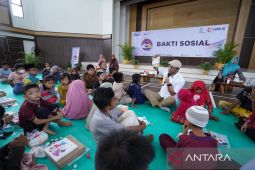 Dirut PT Timah mendongeng untuk anak yatim dan piatu di Bangka Barat dalam rangka HUT ke 5 MIND ID