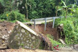 Pondasi jalan nasional di Cisolok Sukabumi longsor dan mengancam bangunan madrasah