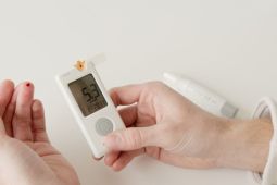 Tes tusuk pakai glukometer bukan untuk diagnosis diabetes