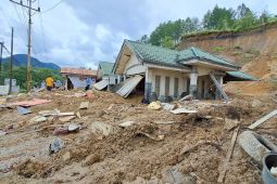 Empat rumah tertimbun longsor di Aceh Tengah