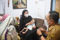 Bunda Fey minta petugas puskesmas Kediri terus dampingi bayi Klarisa