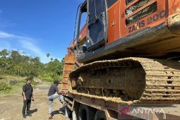 Enam penambang emas ilegal ditangkap, satu alat berat sita