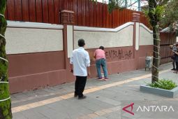 Polisi hapus vandalisme bertuliskan polisi pembunuh di pagar sekolah