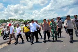 Bupati Malra Pastikan Pembangunan Di Kota Elat Terus Digesa