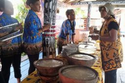 Panitia KMAN sajikan kuliner khas masyarakat sentani di Kampung Dondai
