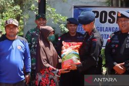 Brimob Polda Kalbar bantu penanganan korban banjir di Kota Singkawang