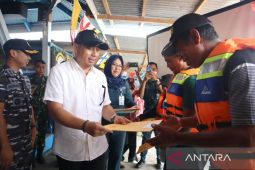 Bupati Bone Bolango serahkan gerai "Pas Kecil" bagi nelayan