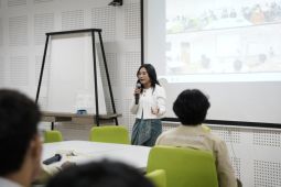 Prilly Latuconsina jelaskan relasi media dan selebritas saat mengajar di UGM
