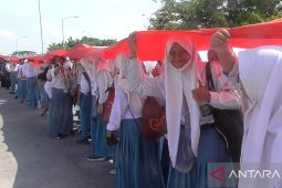 Hari Pahlawan, Merah Putih sepanjang 3.219 meter terbentang di Suramadu