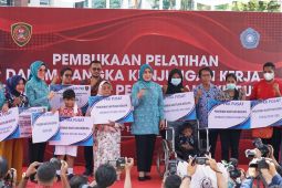 Ketua PKK Tri Tito Karnavian salurkan bantuan untuk warga di Ambon