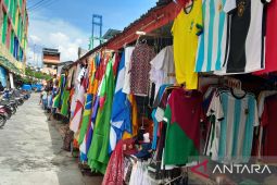 Pedagang musiman pernak-pernik Piala Dunia bermunculan di Ambon, jersey Belanda paling mahal