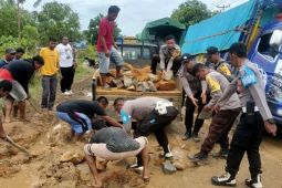 Polisi bantu perbaiki jalan provinsi yang rusak