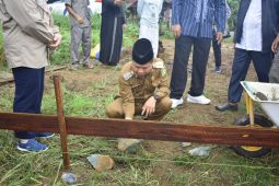 Satono meletakkan batu pertama pembangunan Surau Al Muhajirin