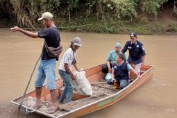 BPBD Ciamis siapkan perahu untuk bantu warga menyeberang akibat jembatan putus