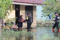 Brimob  Sumut beri bantuan untuk korban banjir di Langkat