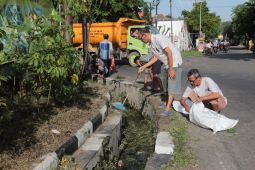 DLH Surabaya kerahkan puluhan truk angkut sampah hasil kerja bakti massal