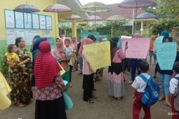 Puluhan emak-emak gruduk SDN 058250 diduga ada penyelewengan