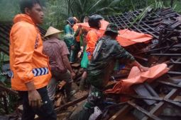 Enam orang luka akibat longsor menerjang rumah di Tulungagung