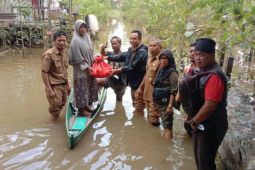 Pemkab Kapuas hulu salurkan bantuan korban banjir di Teluk Barak