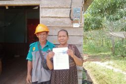 PLN sambungkan listrik gratis bantu warga kurang mampu di Singkawang
