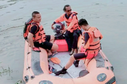 Tim BPBD Karawang lakukan penanganan bencana banjir di Desa Karangligar