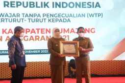 Khofifah beri penghargaan Bupati Lumajang raih WTP berturut-turut